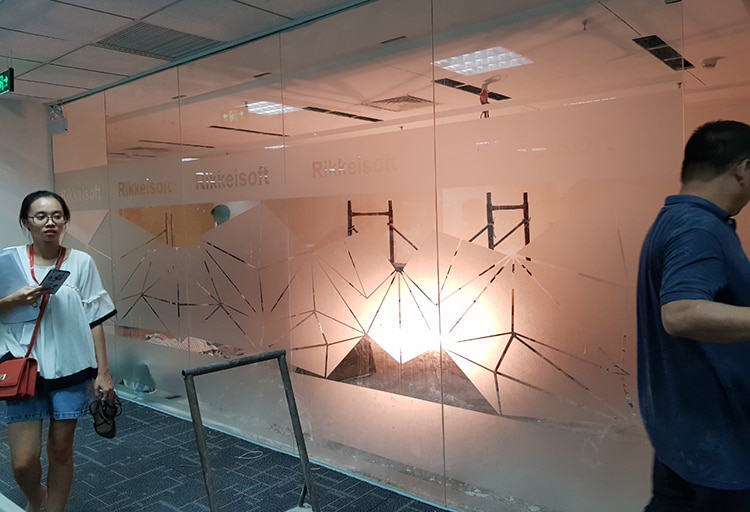 decal dán kính văn phòng Rikkeisoft