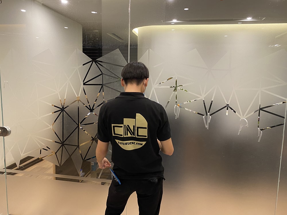 Thi công dán kính văn phòng