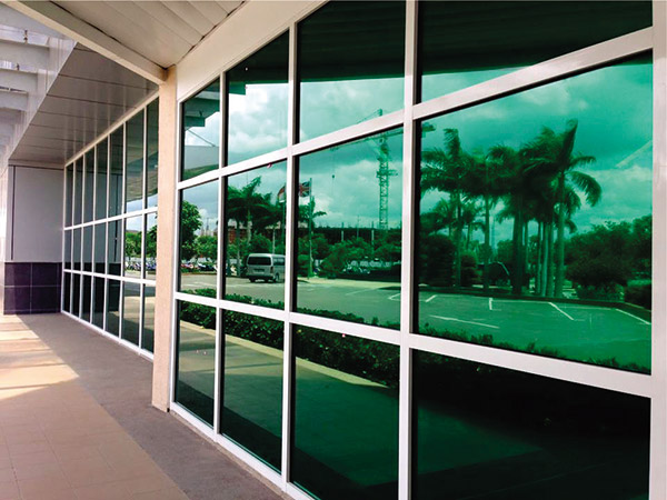 Dán decal lên bề mặt kính