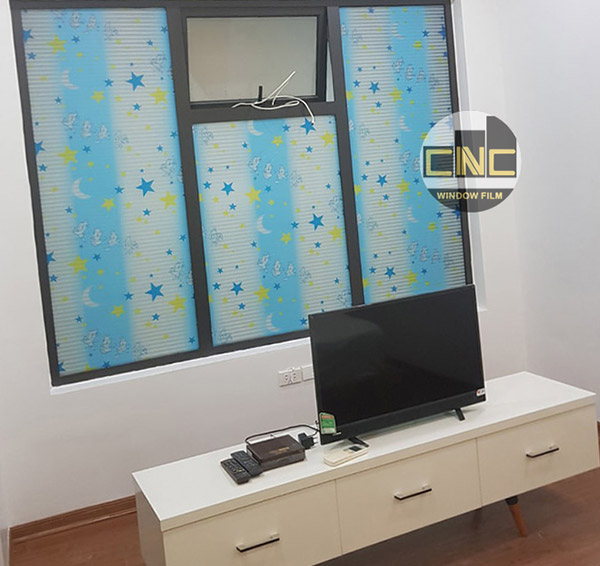 Cách dán decal kính có họa tiết