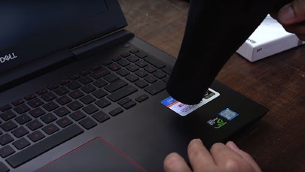 Cách chùi keo sau khi bóc decal bằng máy sấy tóc