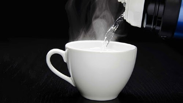 cách chùi keo sau khi bóc decal bằng nước nóng