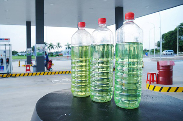 cách chùi keo sau khi bóc decal bằng cồn, xăng