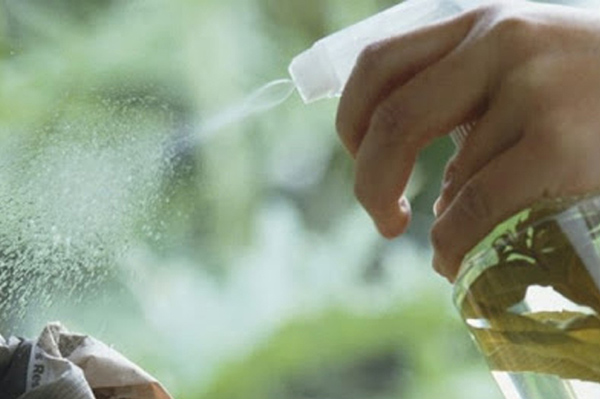 Cách tẩy keo dán kính bằng nước rửa kính