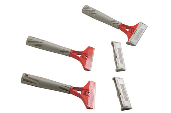 Cách tẩy keo dán trên kính bằng dao rọc giấy