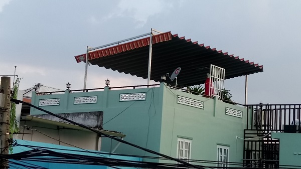 Sử dụng tấm tôn để chống nóng sân thượng