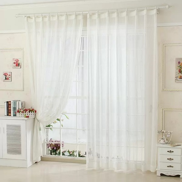 Luôn kéo rèm cửa vào buổi trưa để chống nóng cho nhà hướng tây