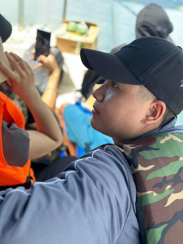 Lướt cano trên vịnh Hạ Long