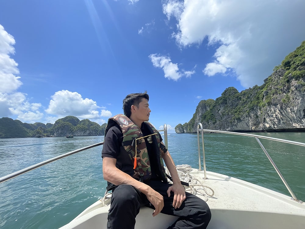 Tàu cao tốc di chuyển gần 1 tiếng để ra đảo