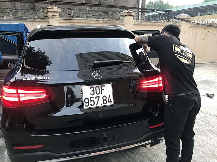 Hướng dẫn thi công phim dán cách nhiệt lên kính xe hơi