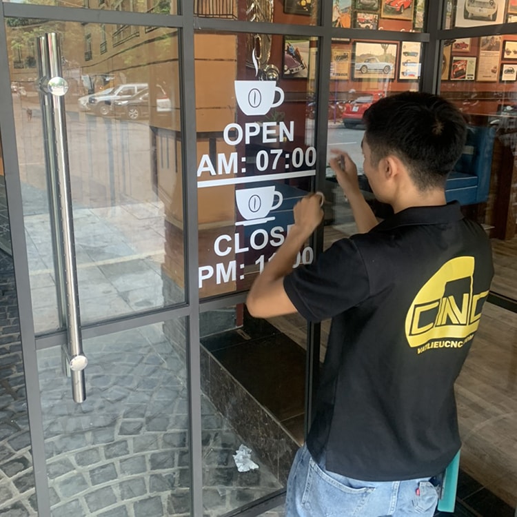 Gợi ý về decal dán kính cho quán cafe | CNC Window Film
