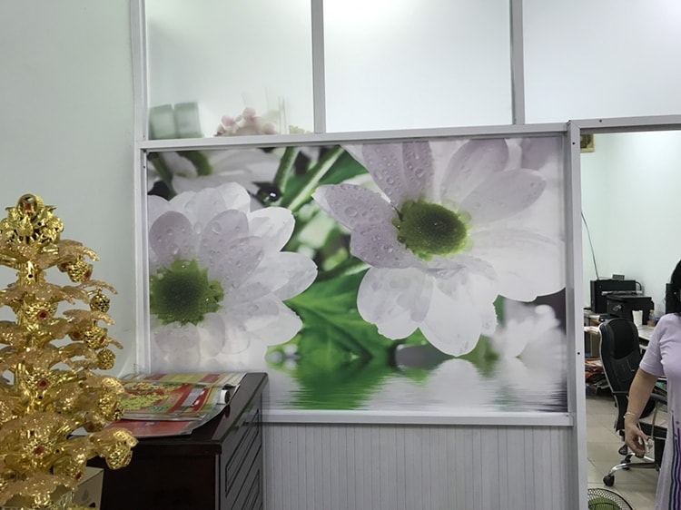 tranh dán vách kính