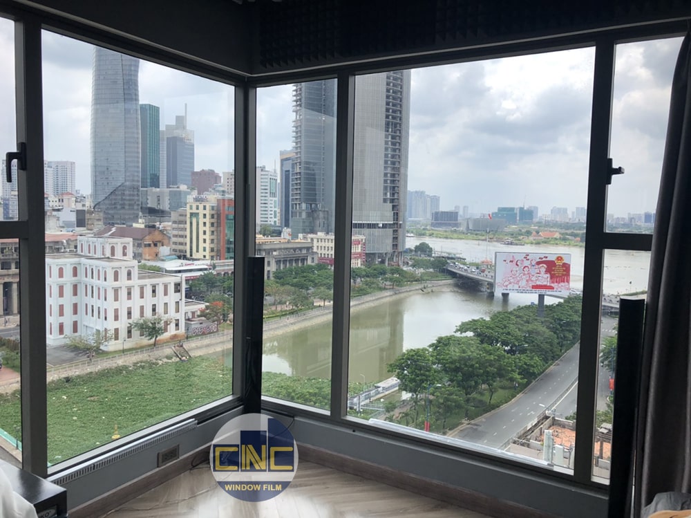 Phim cách nhiệt được dán bên trong hay bên ngoài mặt kính?