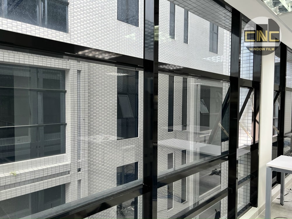 dán kính màu cửa sổ