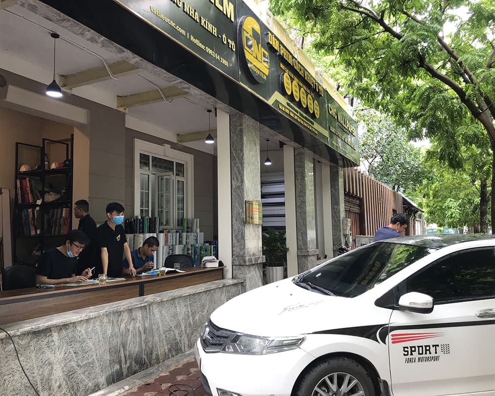 Anh Hữu Bằng dân dã đến dán kính xe