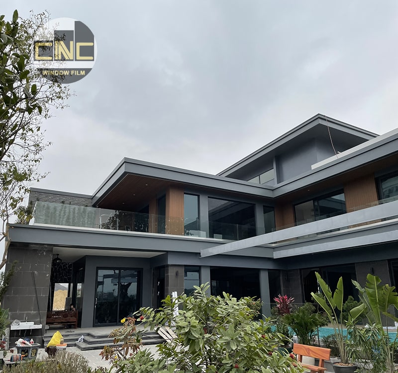 Phim cách nhiệt biệt thự trong veo, riêng tư và bền bỉ với Carbon Film