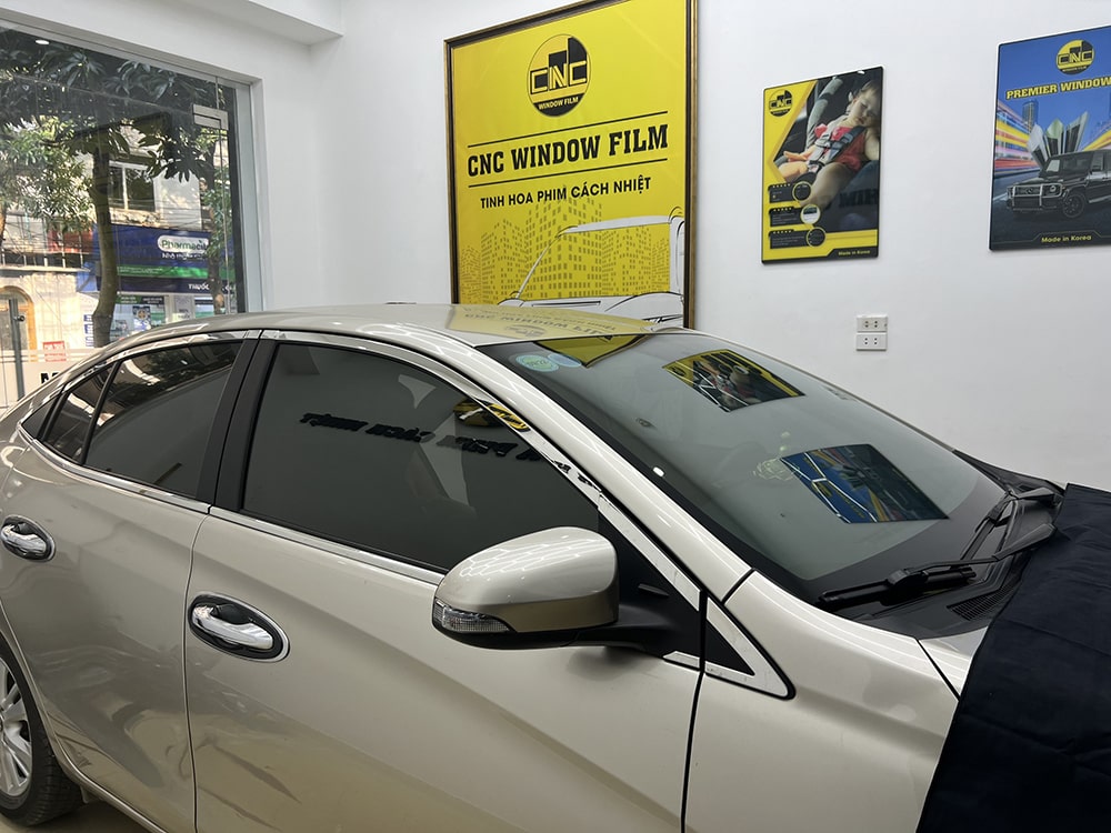 Dán kính ô tô màu đen riêng tư