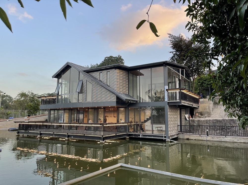 Ngôi nhà bên hồ tiện nghi