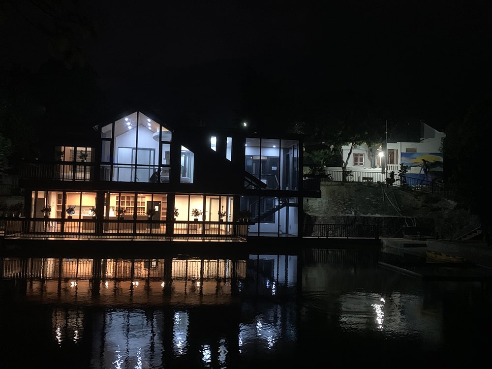 Ngôi nhà bên hồ