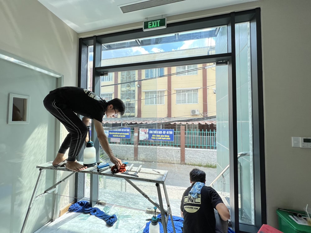 Dán phim cách nhiệt cửa sảnh