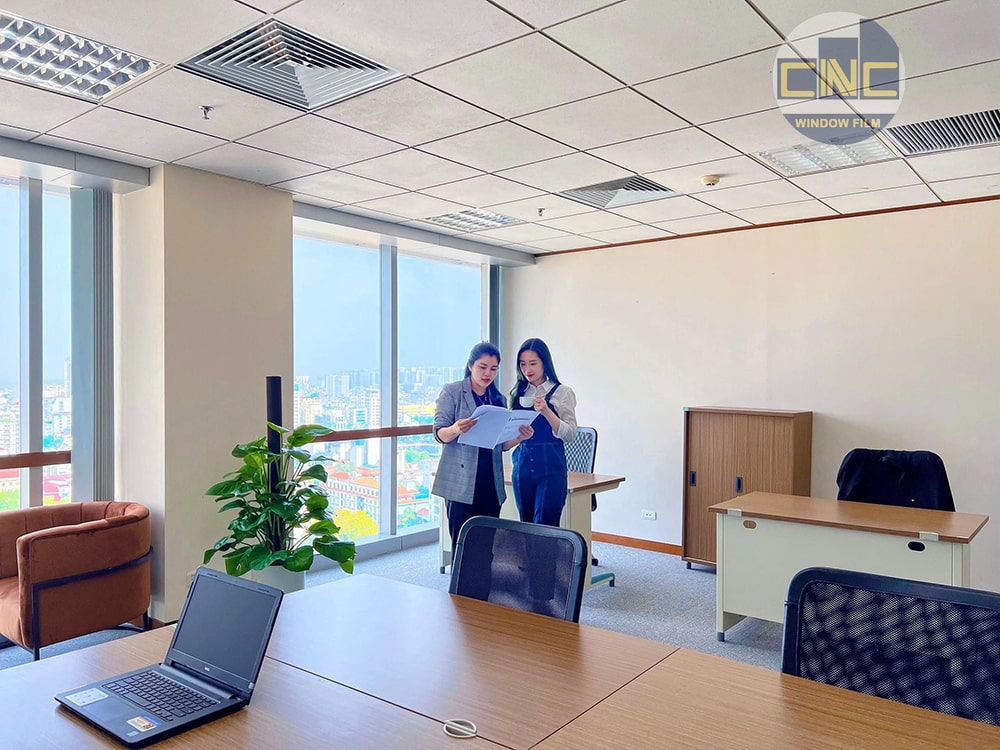 Dán kính văn phòng hiện đại