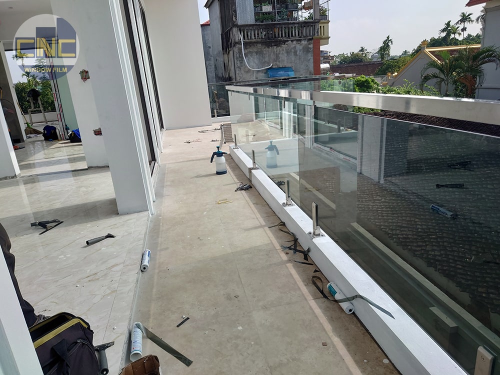 Dán nhuộm màu lan can kính