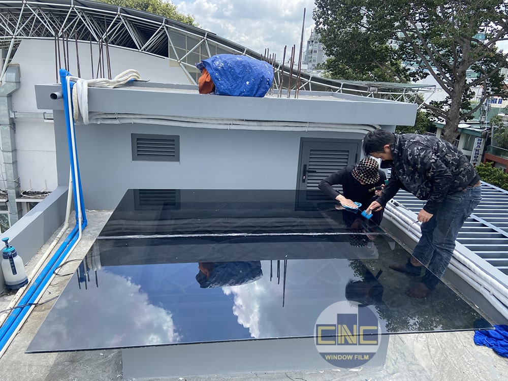 Dán kính cách nhiệt giếng trời