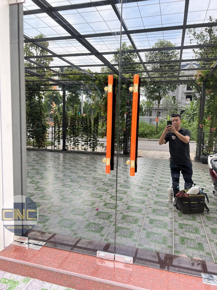 Dán kính đen cửa ra vào