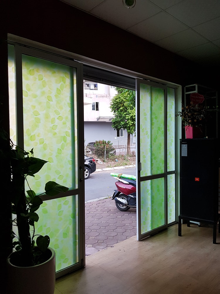 decal dán kính hình lá xanh