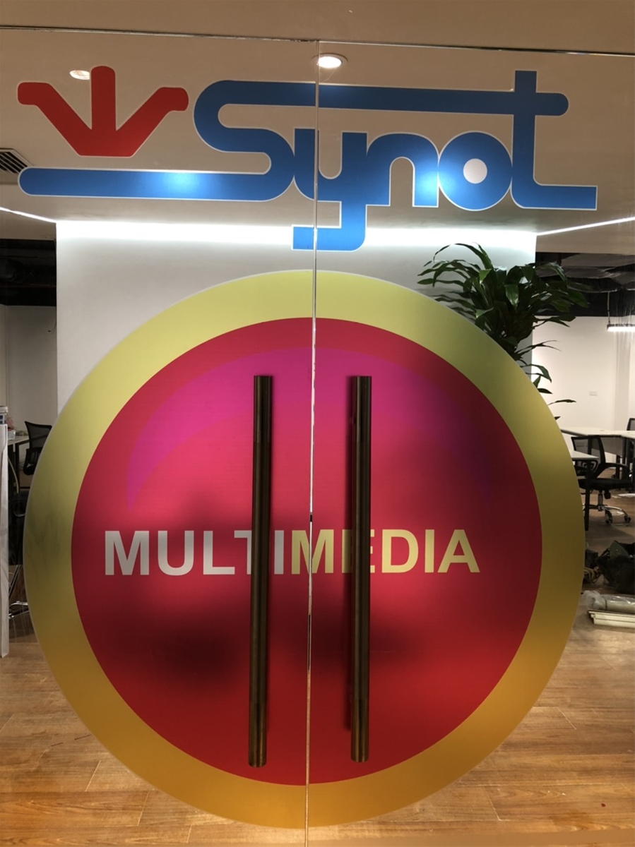 Dán kính cửa ra vào