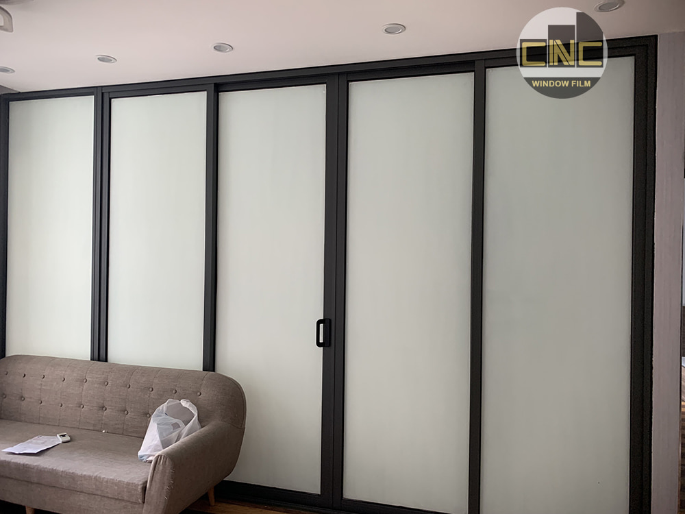 dán decal vách kính