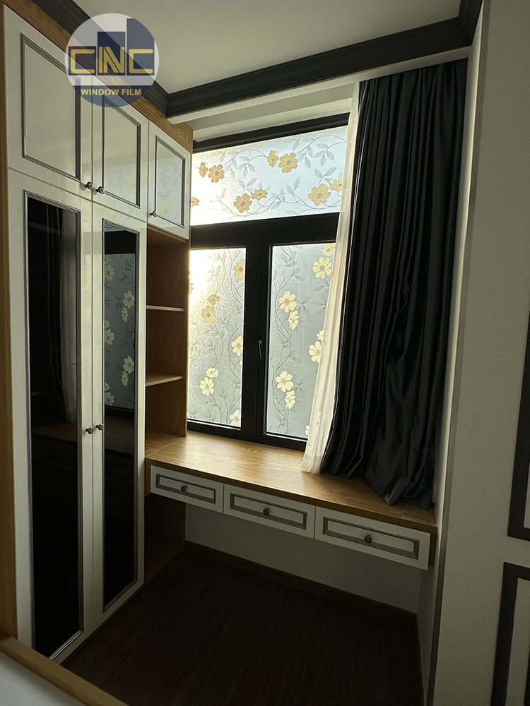 Decal dán kính ấm áp và ấn tượng