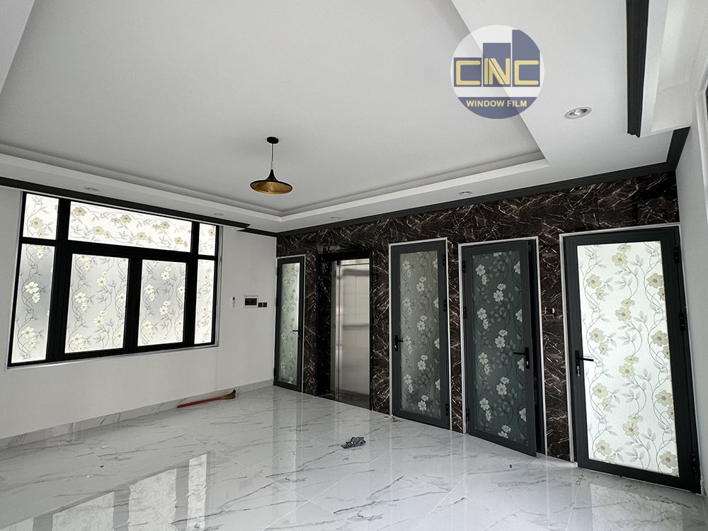 Decal dán kính vinhome Q9