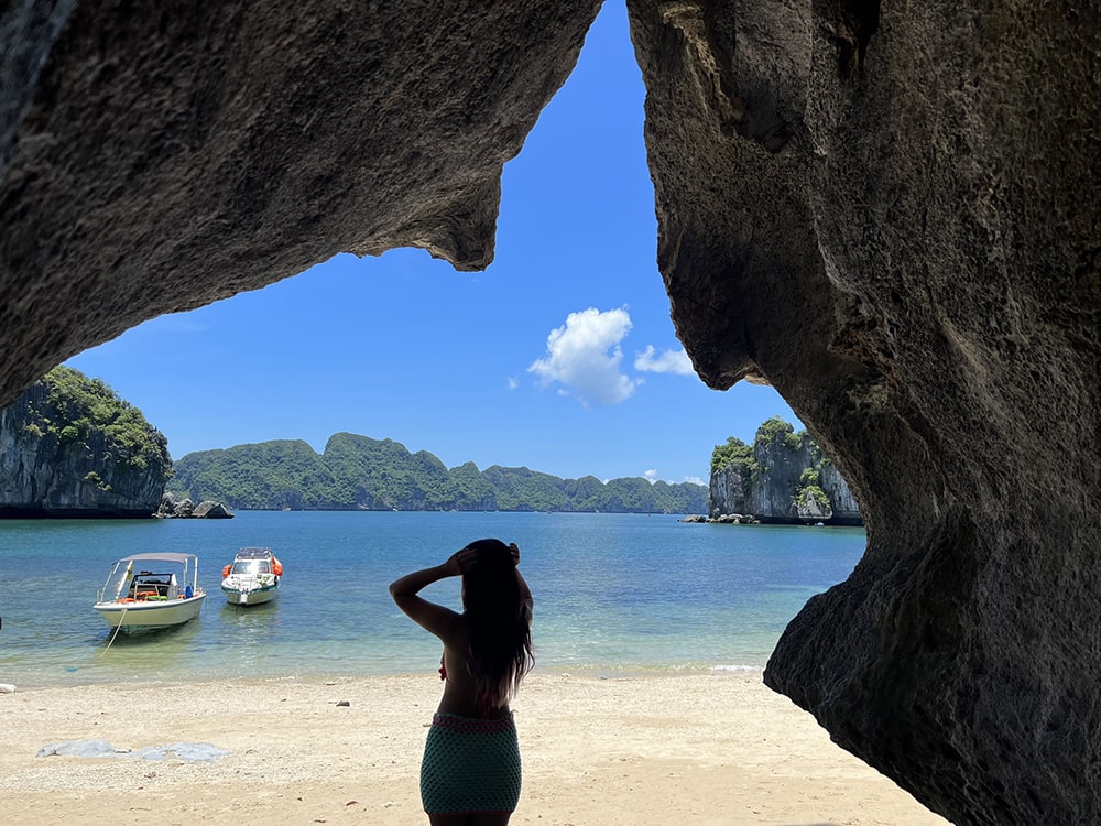 Ngắm hoàng hôn bên bãi biển