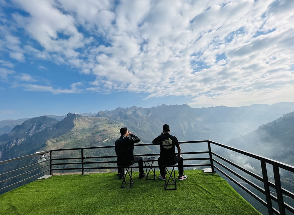 Thưởng trà ngắm cảnh trên tứ đại đỉnh đèo Mã Pì lèng