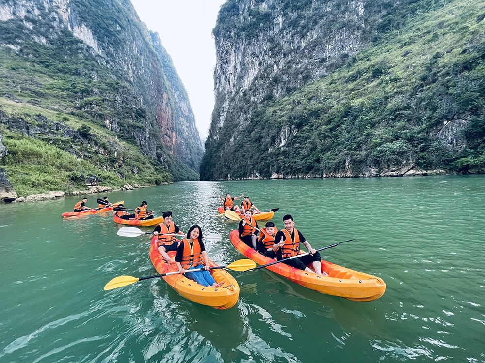 CNC Chèo thuyền vượt hẻm Tu Sản dựng đứng