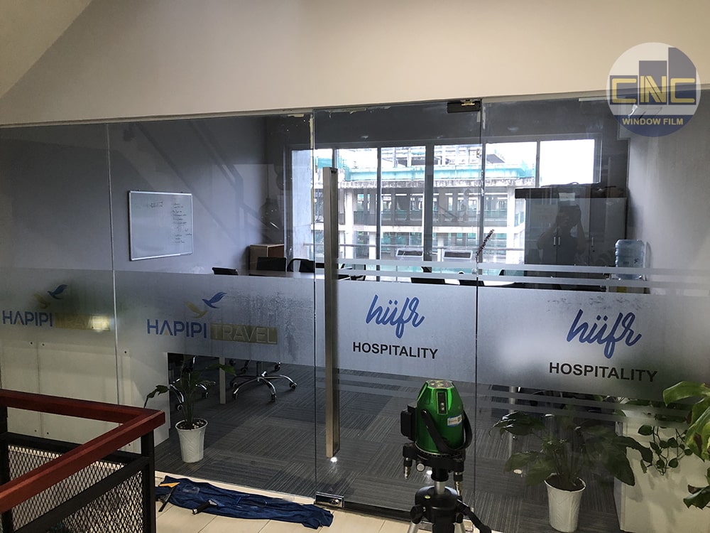 Thi công decal mờ logo màu