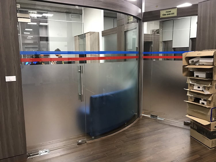 Decal mờ là gì? Lợi ích và ứng dụng của decal dán kính mờ trong cuộc sống