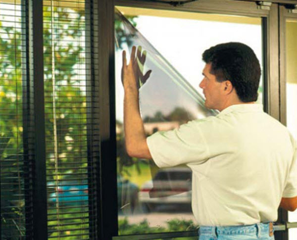 Hướng dẫn cách dán decal lên kính không bị nhăn, chuẩn đẹp