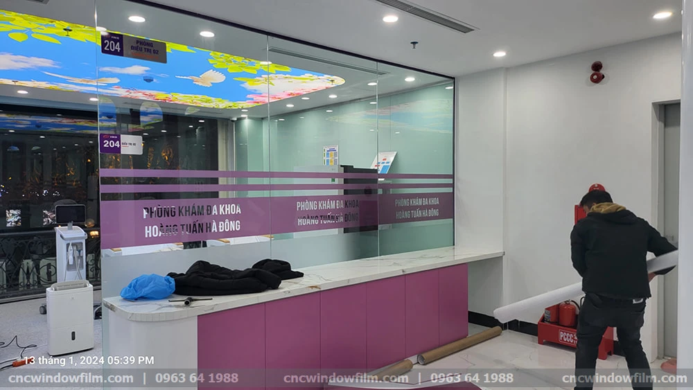 dán kính thẩm mỹ viện