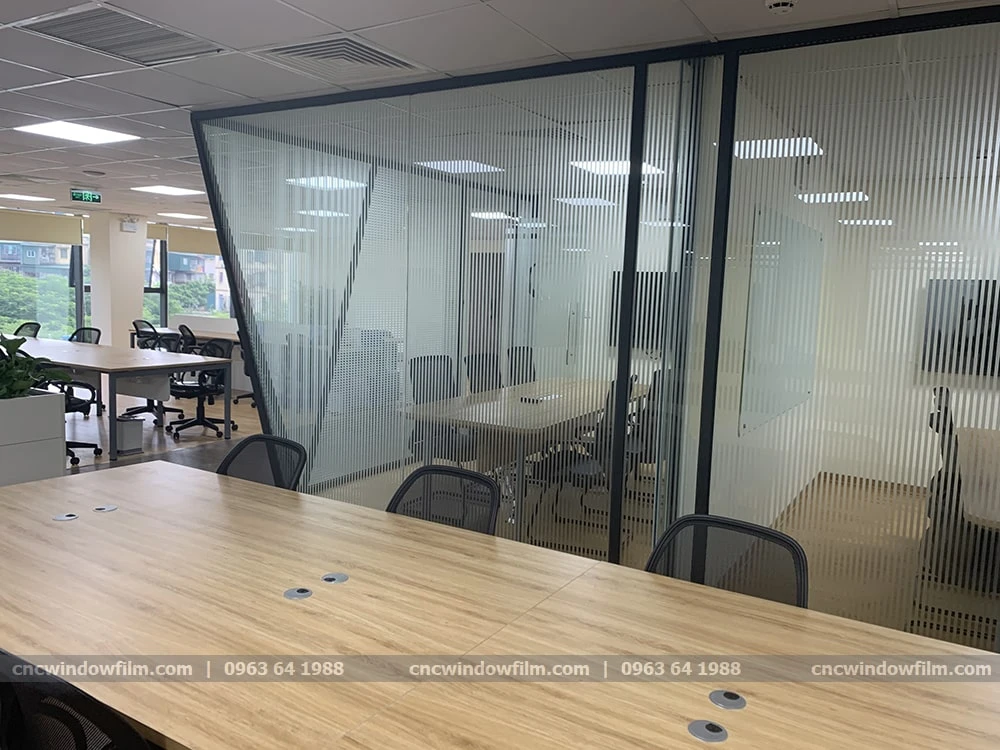 Dán mờ vách kính phòng họp
