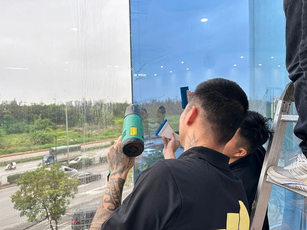 Dán phim cách nhiệt kính cong