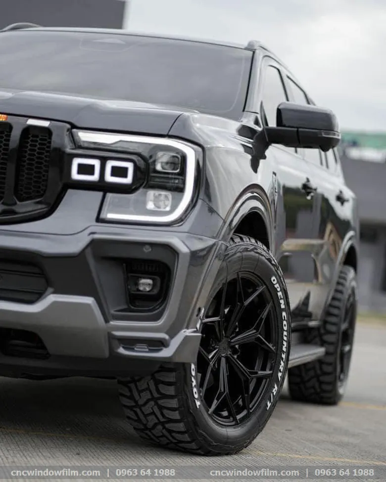 Màu đen mạnh mẽ