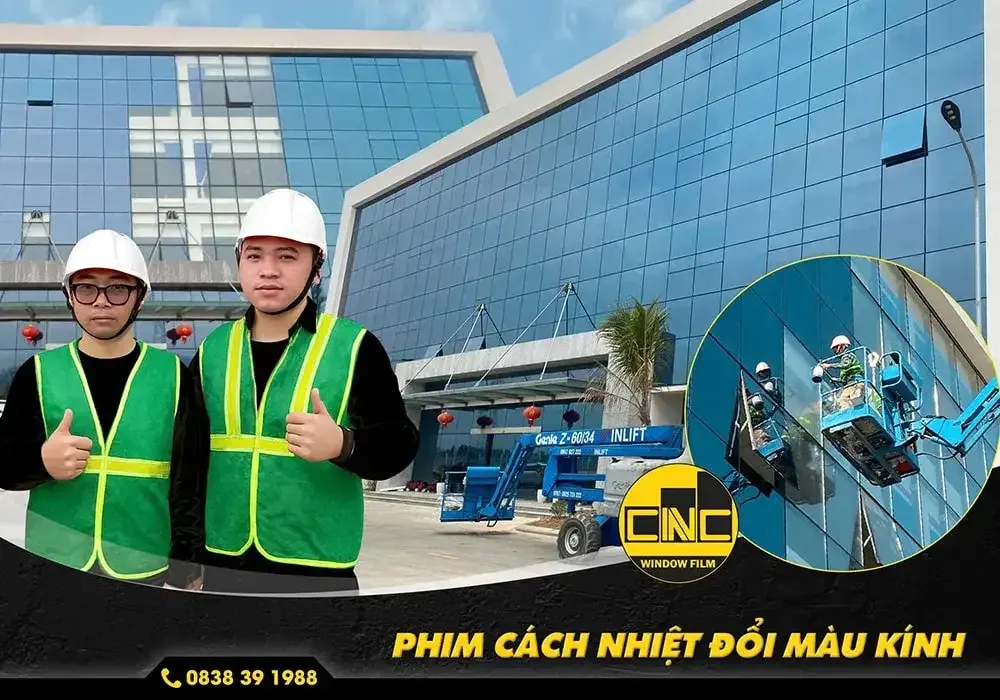 dán phim cách nhiệt nhà kính Kỹ thuật viên dán phim cách nhiệt từ bên ngoài tòa nhà để che dầm,