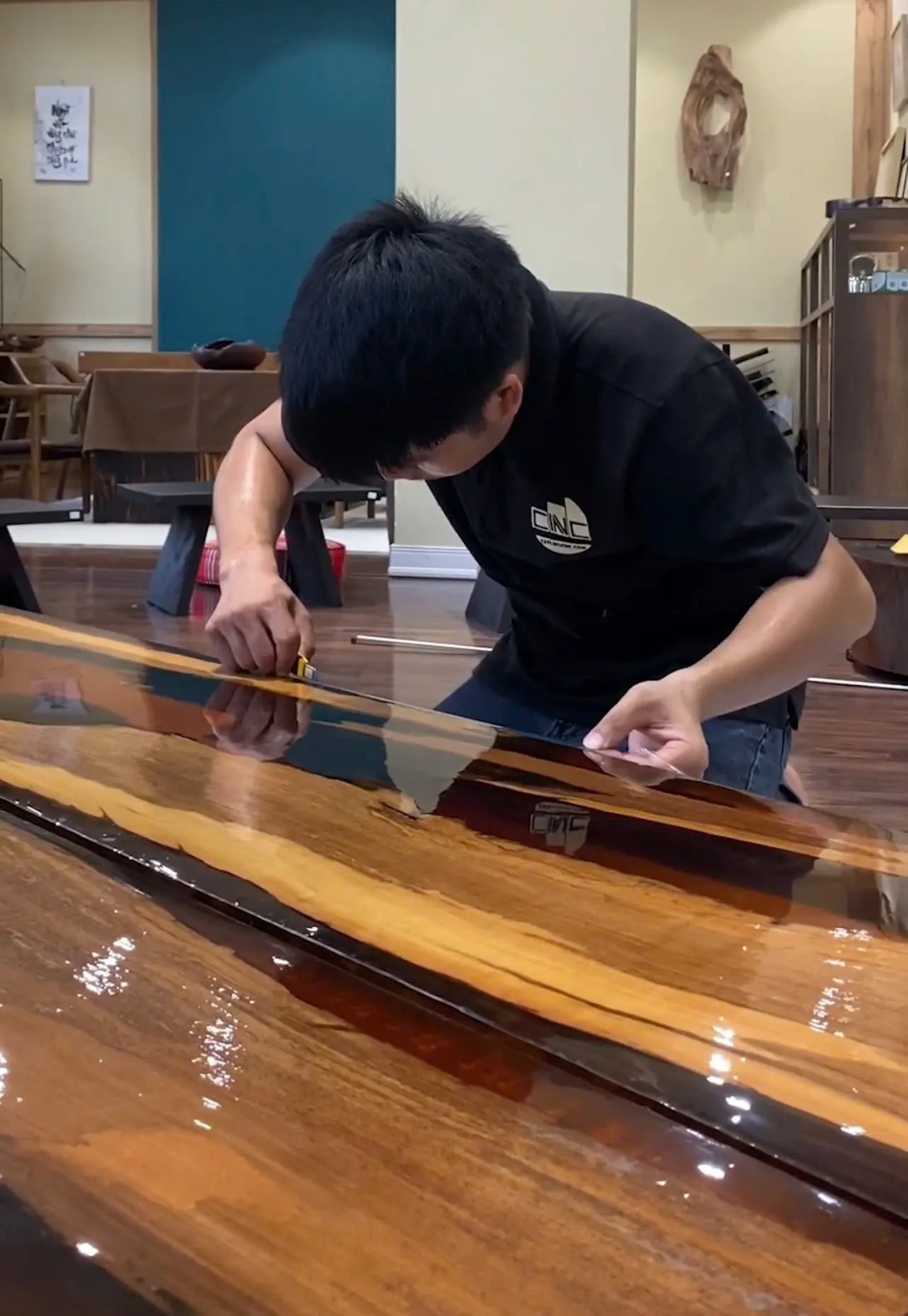 Dán bảo vệ mặt bàn gỗ