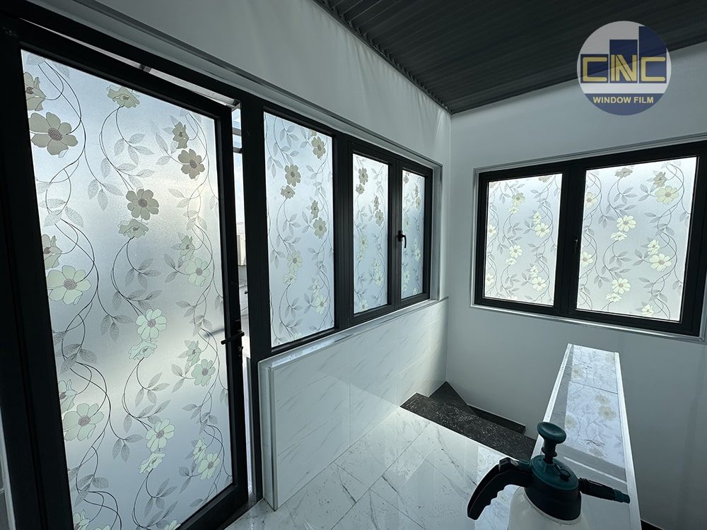 Dán kính mờ trang trí